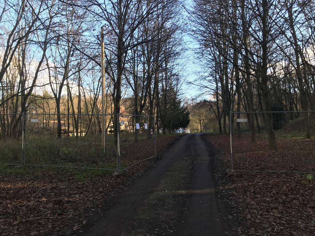 Auffahrt zur illegalen Schule in Erlangen-Eltersdorf.