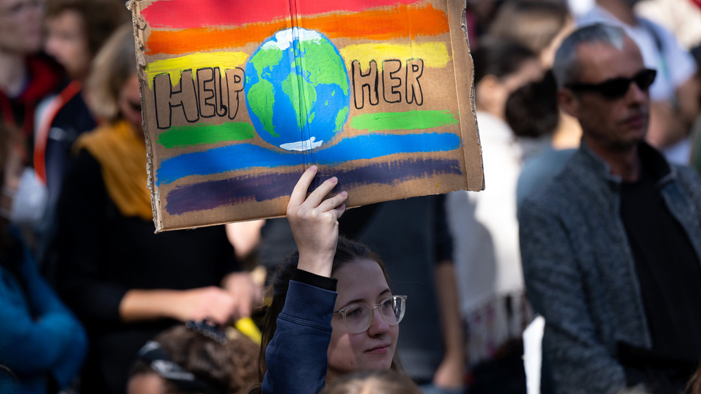 23.09.2022, Bayern, München: Eine Frau nimmt an einer Demonstration zum globalen Klimastreik teil