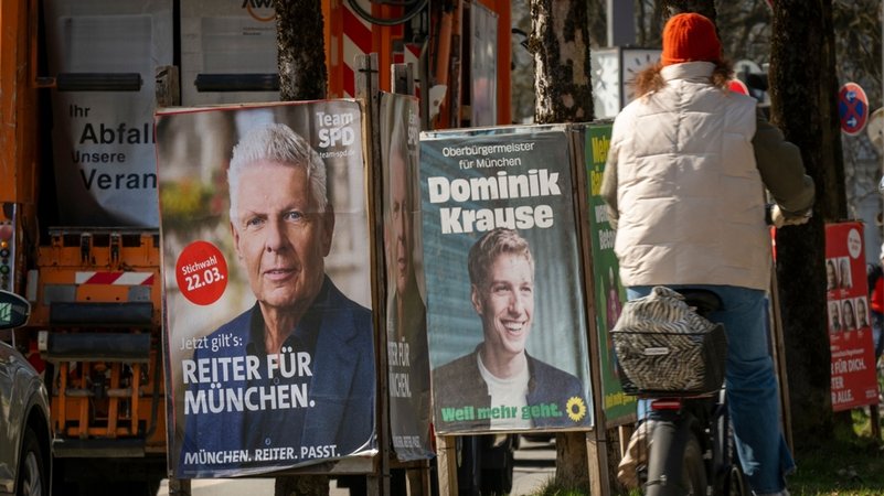 Wahlplakate der Stichwahlkandidaten: Oberbürgermeister Dieter Reiter (SPD) und Bürgermeister Dominik Krause (Grüne) | Bild: Peter Kneffel/dpa Wahlplakate der Stichwahlkandidaten: Oberbürgermeister Dieter Reiter (SPD) und Bürgermeister Dominik Krause (Grüne)