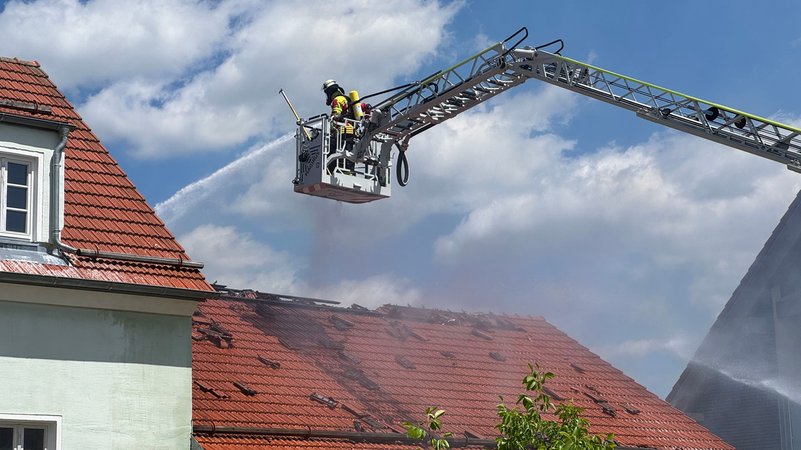 Feuerwehrkräfte spritzen von der Drehleiter in den Dachstuhl der brennenden Scheune. | Bild: news5 Feuerwehrkräfte spritzen von der Drehleiter in den Dachstuhl der brennenden Scheune.