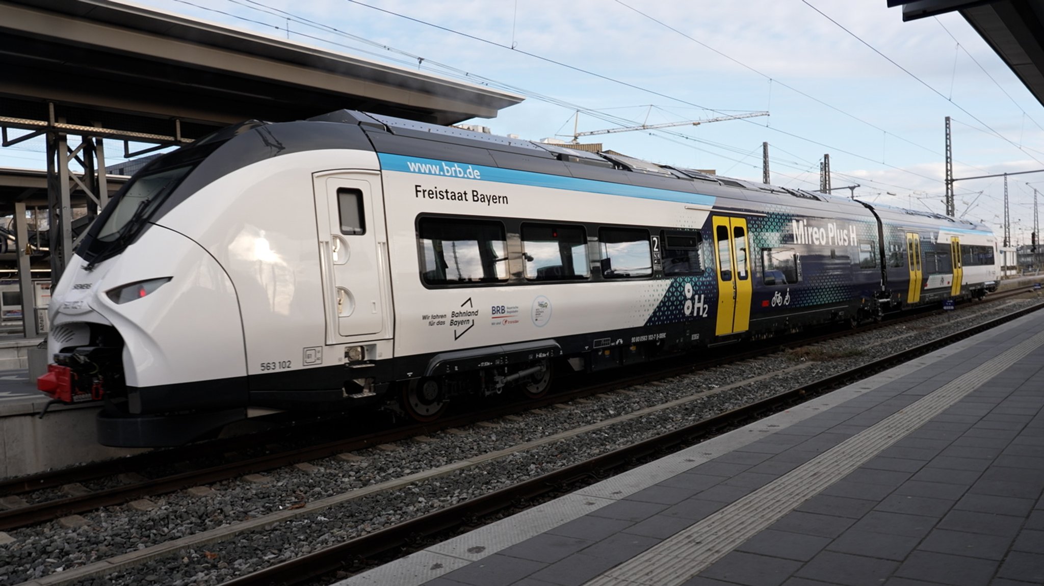 Bayerns erster Wasserstoffzug steht am Augsburger Hauptbahnhof.