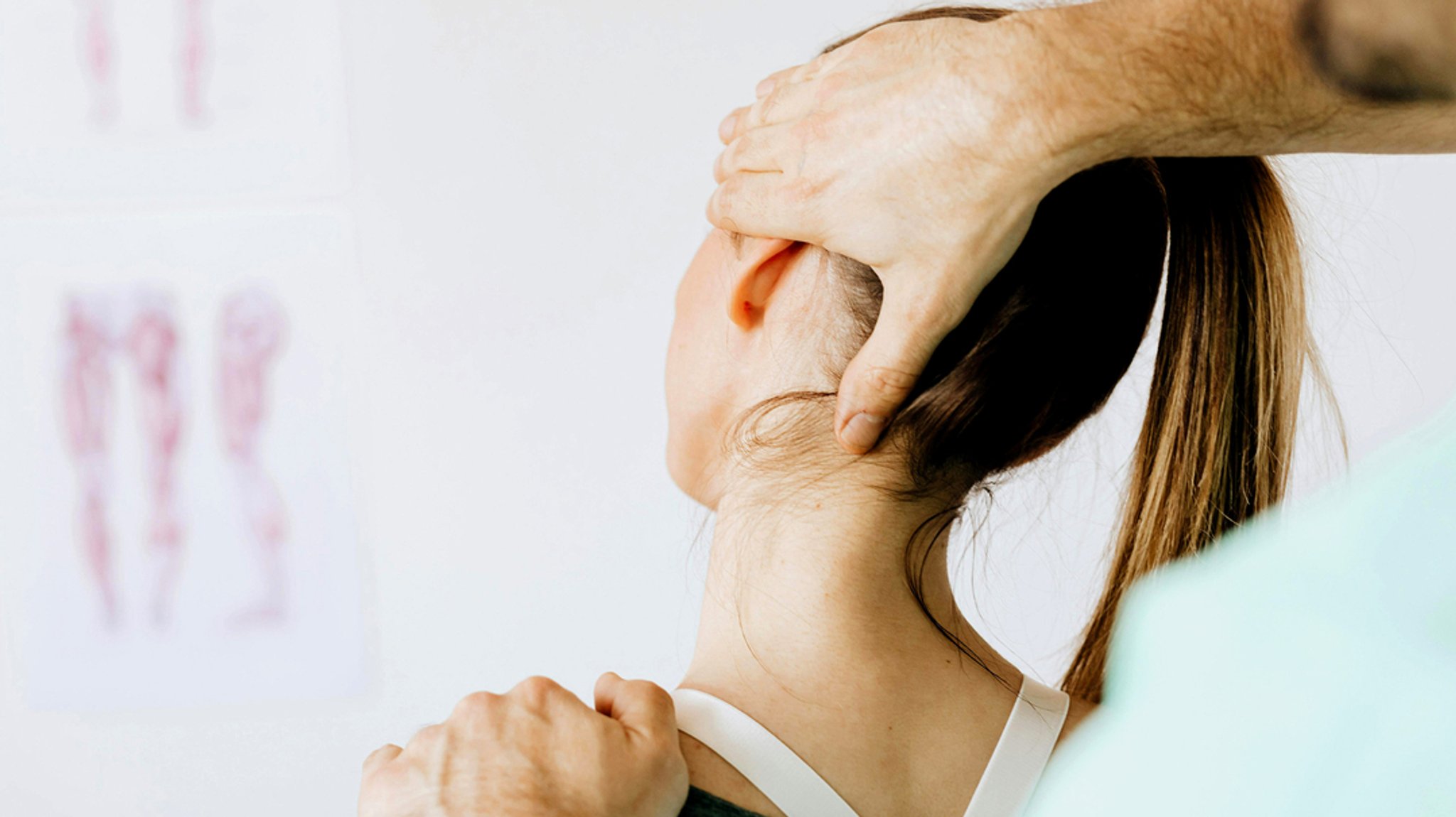 Ein Physiotherapeut macht seinen Befund mit den Händen. | Bild: SWR Ein Physiotherapeut macht seinen Befund mit den Händen.