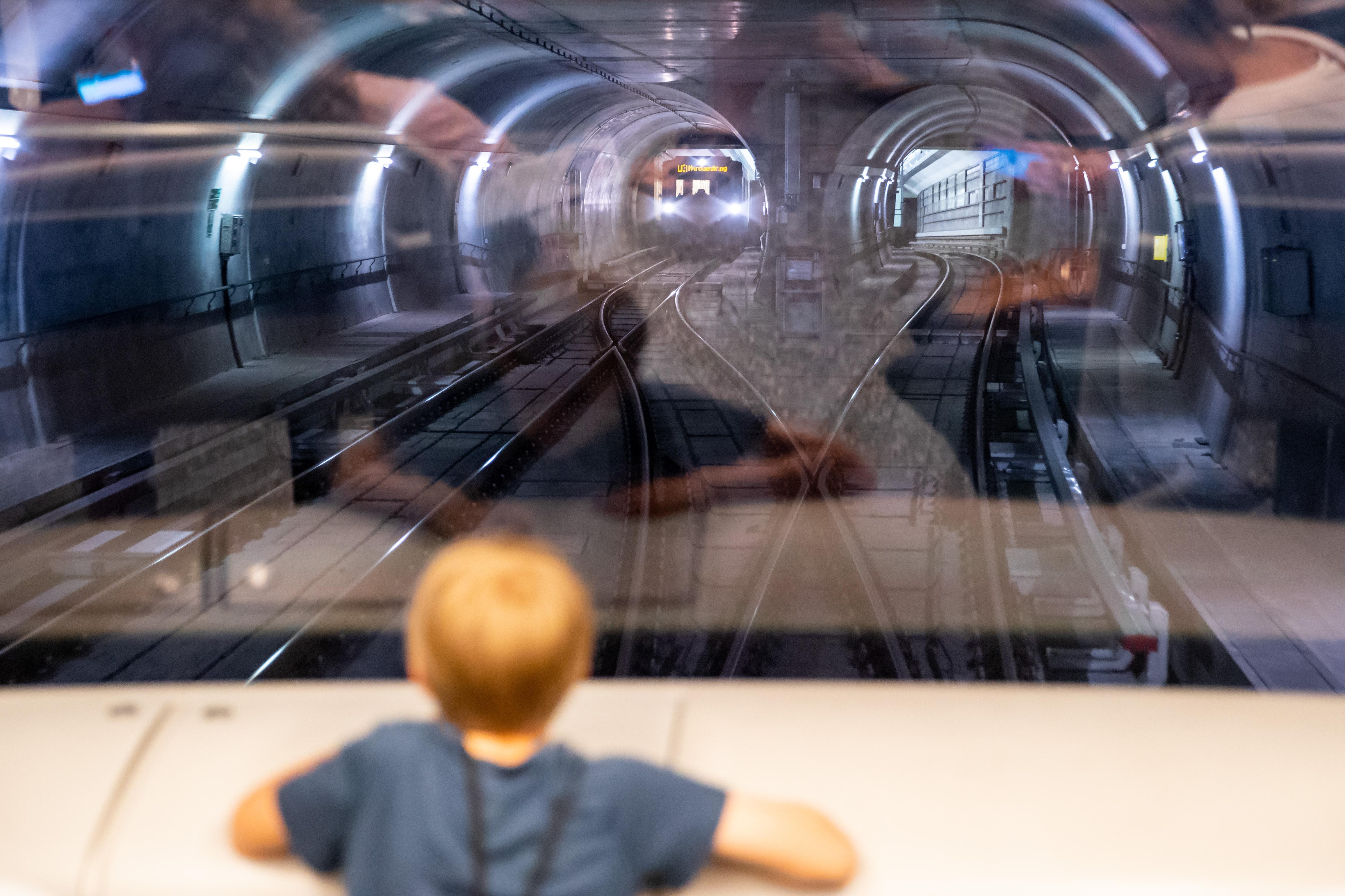 Symbolbild: Ein Junge steht an der Frontscheibe der vollautomatischen U-Bahn und blickt in das U-Bahn-Tunnel.