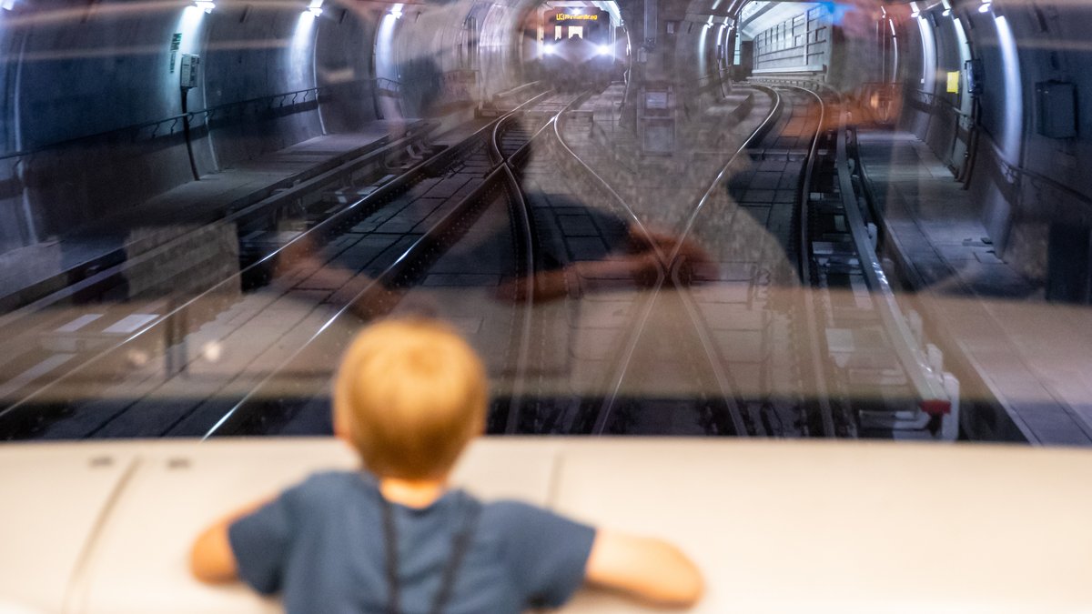 Symbolbild: Ein Junge steht an der Frontscheibe der vollautomatischen U-Bahn und blickt in das U-Bahn-Tunnel.