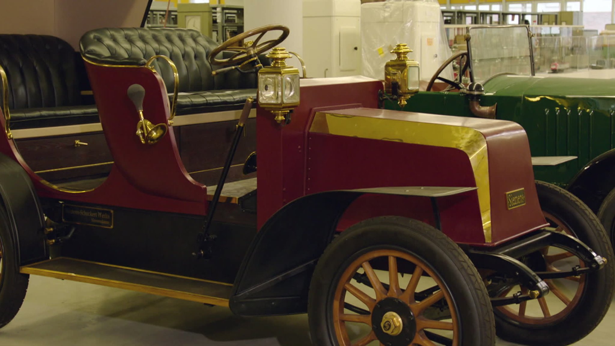 Eines der Prunkstücke im historischen Siemens-Depot: eine "elektrische Victoria" - eines der frühesten Elektroautos, das Siemens gebaut hat.