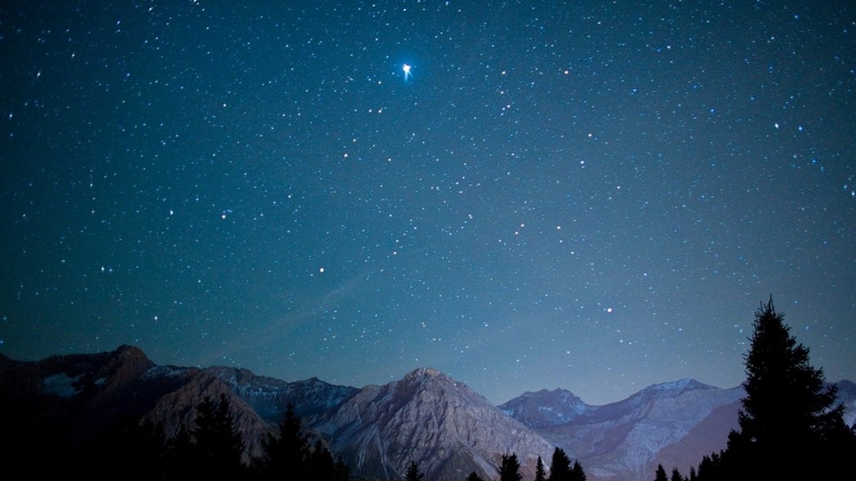 Sternenhimmel über den Bergen | Bild: picture-alliance/dpa Sternenhimmel über den Bergen