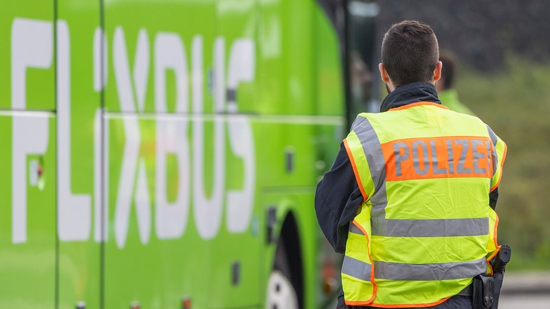 Archivbild: Polizist vor Flixbus | Bild: picture alliance / HMB Media | Julien Becker Archivbild: Polizist vor Flixbus