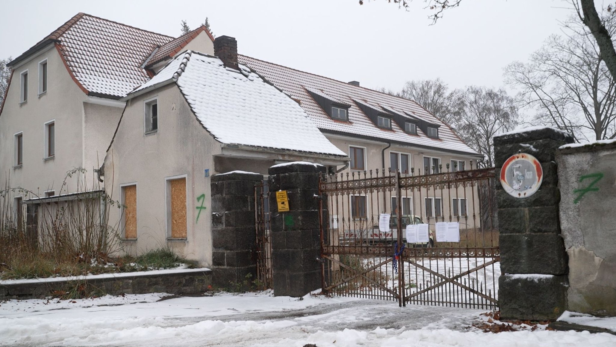 Das große Hoftor der ehemaligen Glasfabrik Beyer & Co in Altenstadt an der Waldnaab ist abgesperrt.