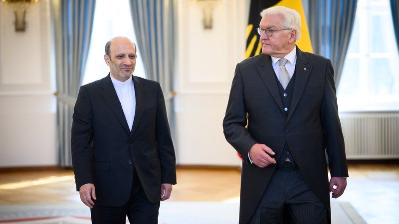 Majid Nili Ahmadabadi, Botschafter der Islamischen Republik Iran in Deutschland, Bundespräsident Frank-Walter Steinmeier | Bild: picture alliance/dpa | Bernd von Jutrczenka Majid Nili Ahmadabadi, Botschafter der Islamischen Republik Iran in Deutschland, Bundespräsident Frank-Walter Steinmeier