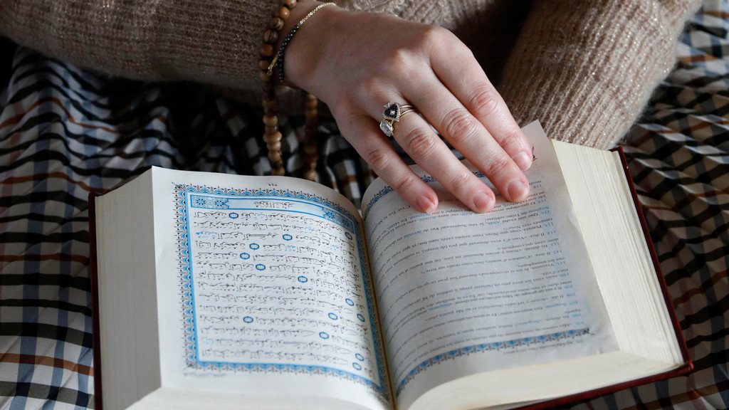 Eine Frau liest im Koran
