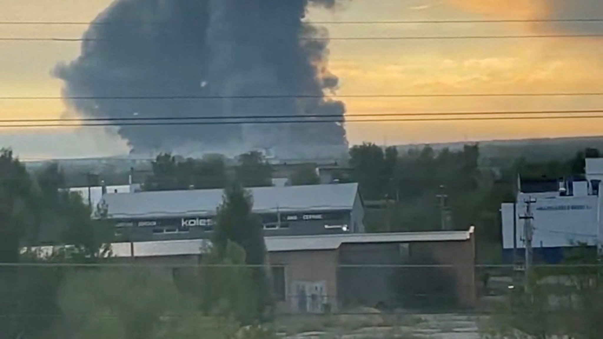 Nach einem ukrainischen Drohnen-Angriff: Rauch steigt auf von einem Ozon-Lagerhaus in Chapayevsk, Samara. | Bild: Reuters Nach einem ukrainischen Drohnen-Angriff: Rauch steigt auf von einem Ozon-Lagerhaus in Chapayevsk, Samara.