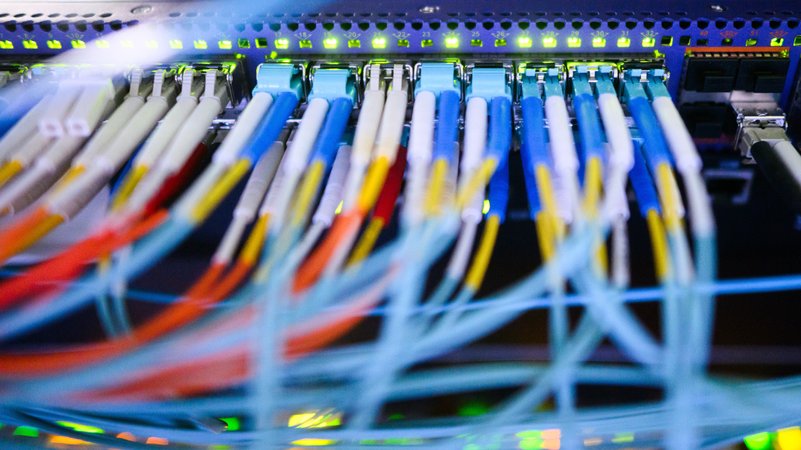 Serverschrank mit blinkenden Lampen und Kabeln (Symbolbild) | Bild: pa/dpa/Julian Stratenschulte Serverschrank mit blinkenden Lampen und Kabeln (Symbolbild)