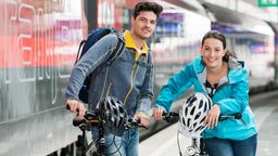 Ein Mann und eine Frau mit Fahrrädern vor einem Zug | Bild:ÖBB