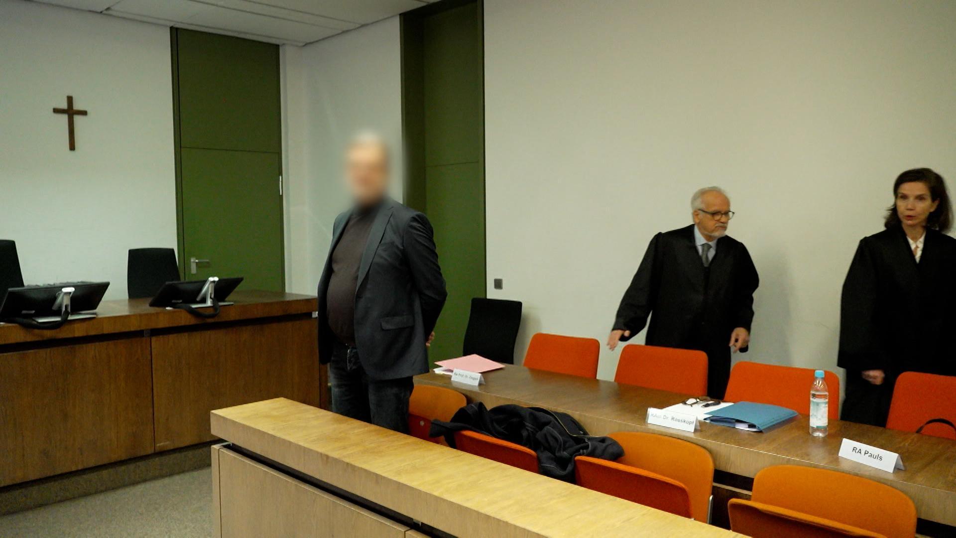 Der Angeklagte wartet auf den Beginn des Strafprozesses im Münchener Landgericht II.