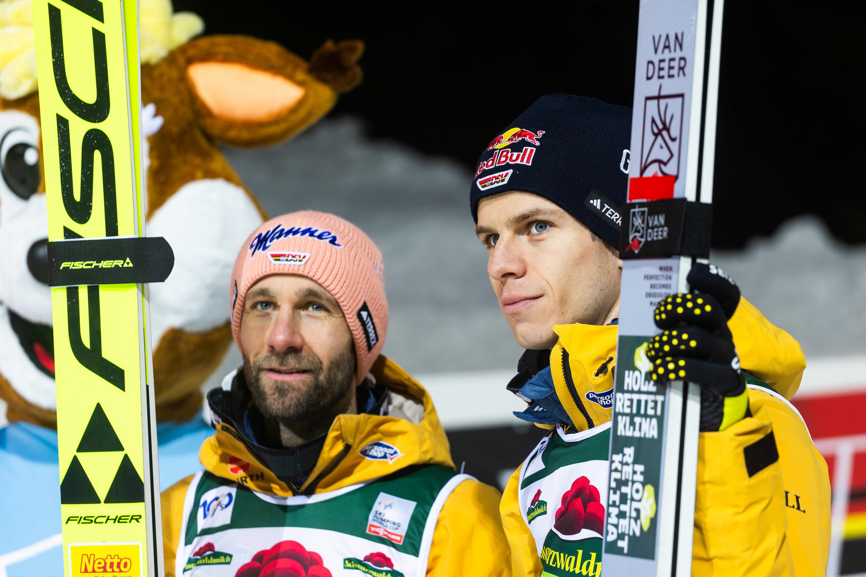 ARCHIV - 13.12.2024, Baden-Württemberg, Titisee-Neustadt: Ski nordisch/Skispringen: Weltcup Teamspringen, Herren: Die Deutschen Pius Paschke (l) und Andreas Wellinger (r) stehen in der Auslaufzone der Hochfirstschanze (zu dpa: «Paschke erinnert sich: Bei Hannawalds Triumph im Stadion») Foto: Philipp von Ditfurth/dpa +++ dpa-Bildfunk +++