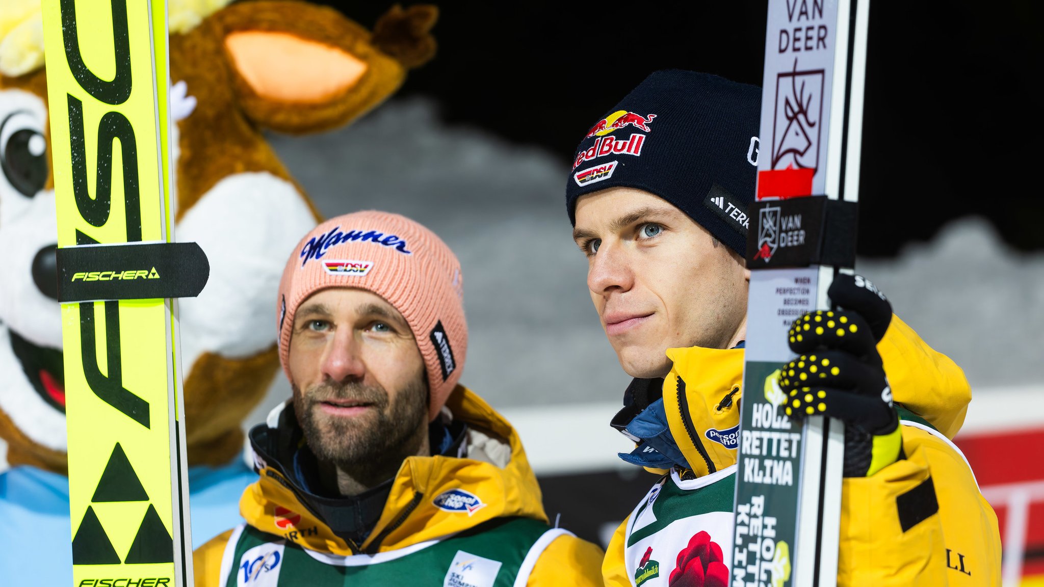 ARCHIV - 13.12.2024, Baden-Württemberg, Titisee-Neustadt: Ski nordisch/Skispringen: Weltcup Teamspringen, Herren: Die Deutschen Pius Paschke (l) und Andreas Wellinger (r) stehen in der Auslaufzone der Hochfirstschanze (zu dpa: «Paschke erinnert sich: Bei Hannawalds Triumph im Stadion») Foto: Philipp von Ditfurth/dpa +++ dpa-Bildfunk +++