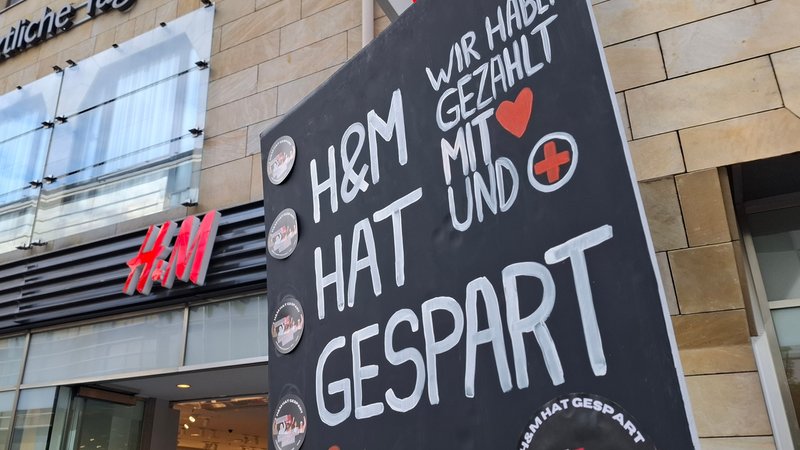 Protestschild vor Eingang zu einer H&M-Filiale | Bild: BR24/Florian Deglmann Protestschild vor Eingang zu einer H&M-Filiale