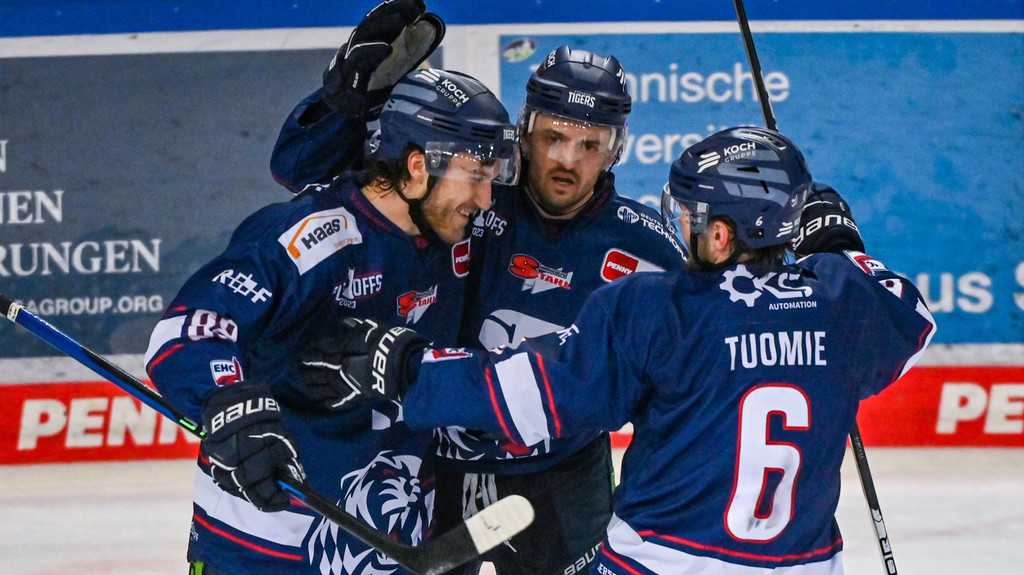 Spieler der Straubing Tigers auf dem Eis | Bild: dpa-Bildfunk/Armin Weigel Spieler der Straubing Tigers auf dem Eis