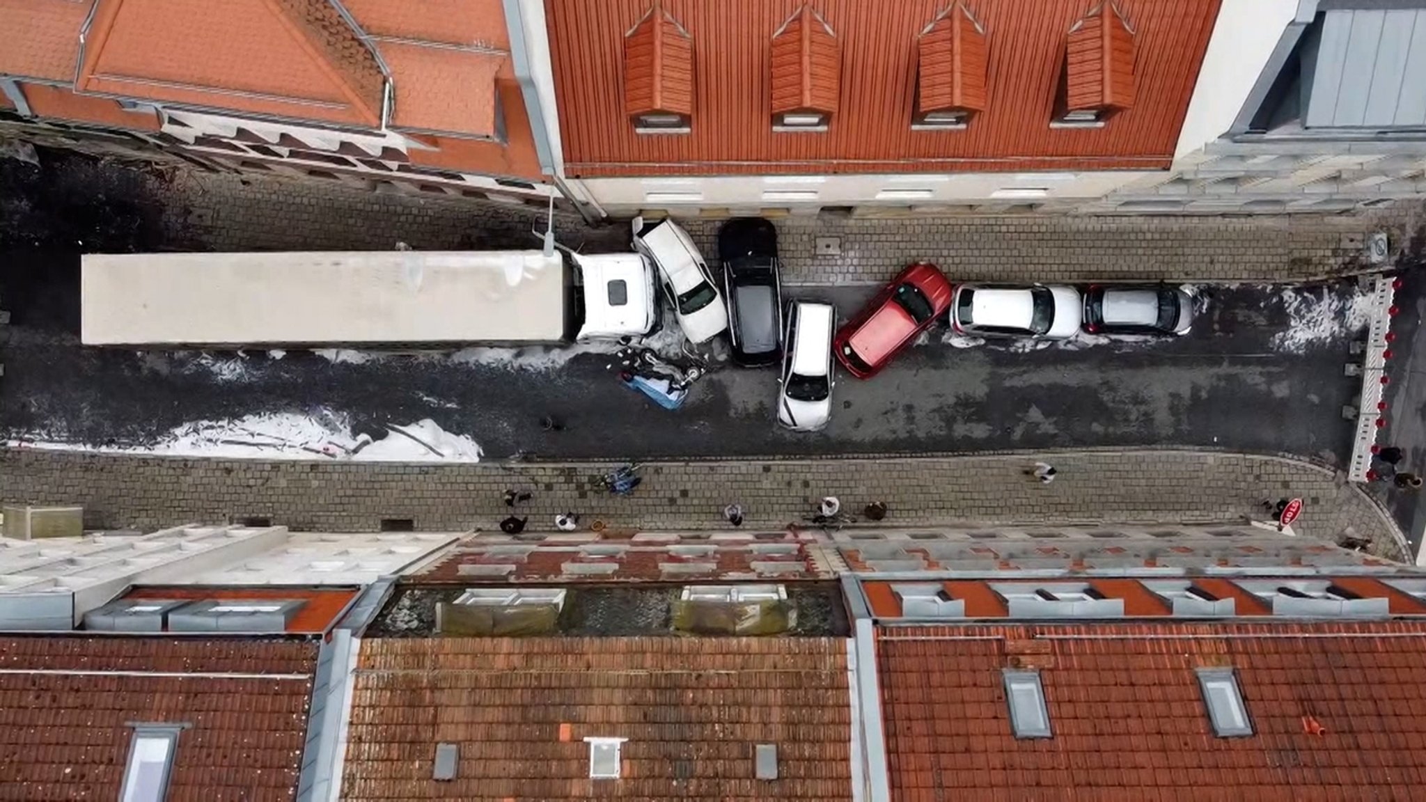 "Flammendes Inferno": Aufräumen nach Horror-Lkw-Fahrt in Fürth