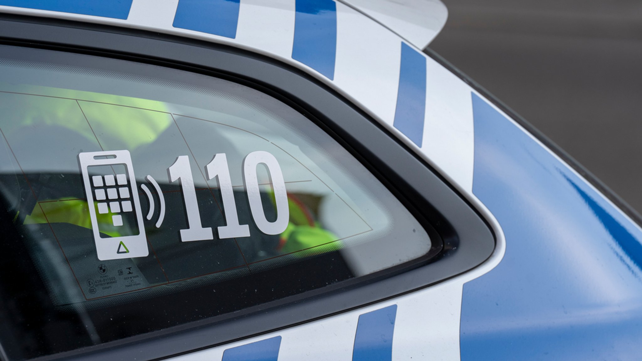 Die Notrufnummer 110 auf der Scheibe eines Polizeiautos. | Bild: BR/Raphael Kast Die Notrufnummer 110 auf der Scheibe eines Polizeiautos.