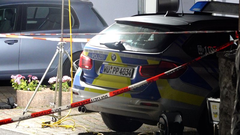 Mann greift Polizei mit Messer an und wird durch Schuss gestoppt | Bild: News5 Mann greift Polizei mit Messer an und wird durch Schuss gestoppt