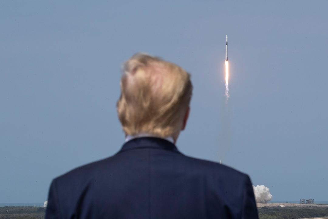 Symbolbild: US-Präsident Trump beobachtet den Start einer zivilen Rakete. Die USA wollen weitreichende Waffen in Deutschland stationieren. Das soll ein Signal der Abschreckung senden.