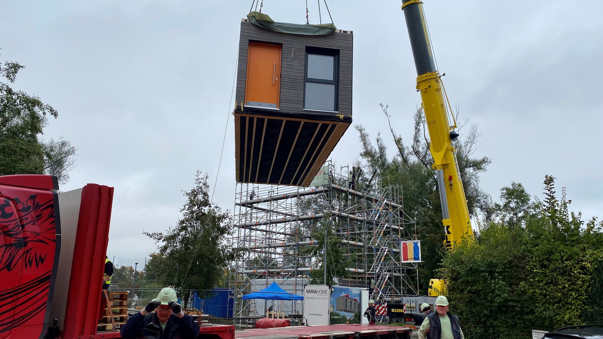 Ein vorgefertigtes Holzmodul für das Projekt "home and care" in Landshut