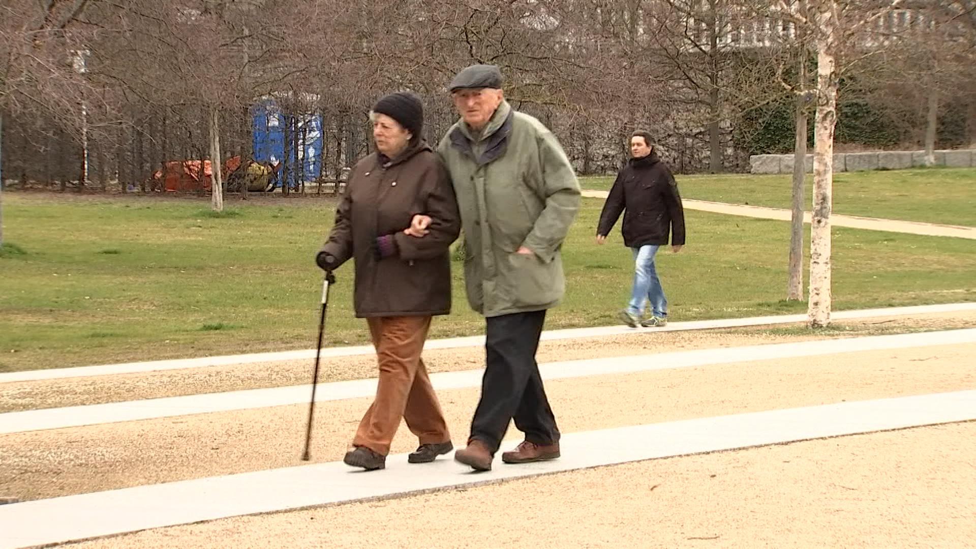 Rentner gehen im Park spazieren.