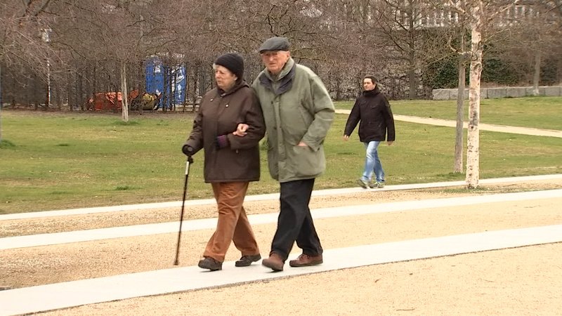 Rentner gehen im Park spazieren. | Bild: Bayerischer Rundfunk 2025 Rentner gehen im Park spazieren.