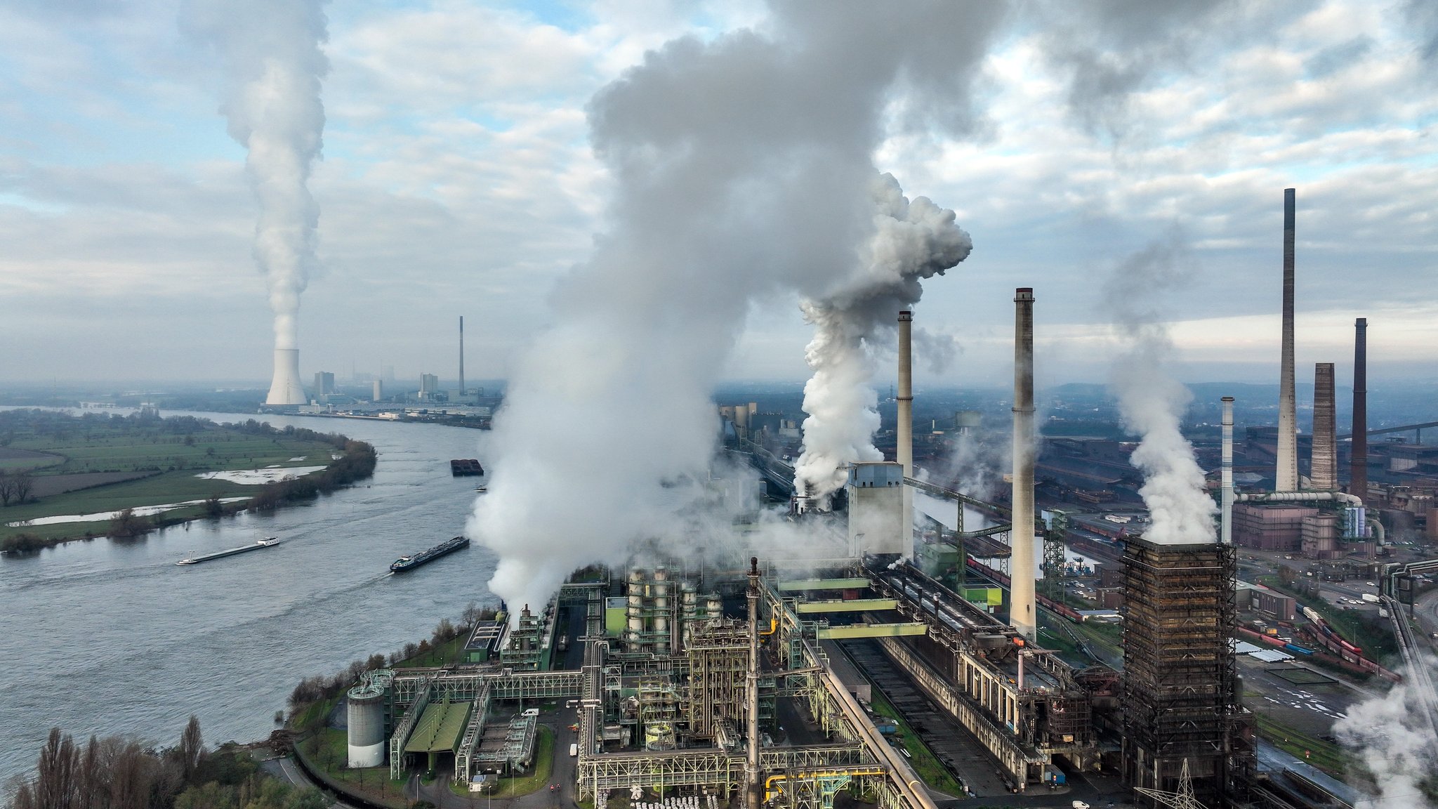 ARCHIV: ThyssenKrupp Steel Europe, Hüttenwerk mit Kokerei Schwelgern KBS thyssenkrupp Steel in Duisburg-Marxloh am Rhein, hinten links das STEAG Kraftwerk Walsum, ein Steinkohlekraftwerk in Duisburg-Walsum. (Symbolbild (30.11.2023)