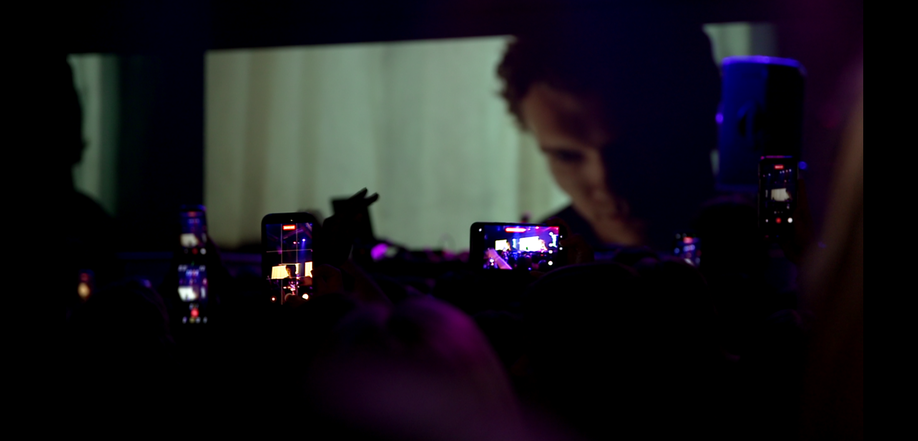 Szenen der Hit-Serie "Heated Rivalry" werden im Club an die Wände projiziert.  | Bild:BR/Franziska Balzer