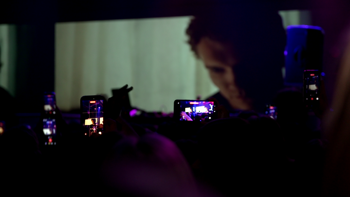 Szenen der Hit-Serie "Heated Rivalry" werden im Club an die Wände projiziert. 