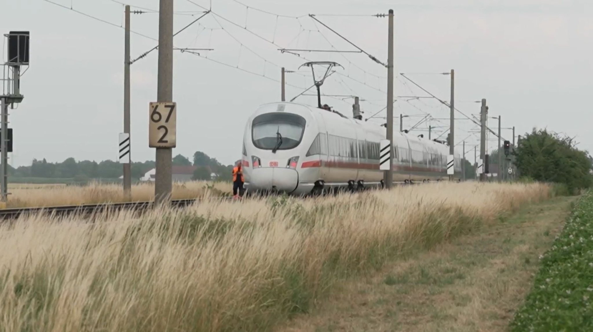 Der ICE, in dem ein Mann mehrere Passagiere angegriffen hat, steht mitten auf der Strecke - im niederbayerischen Landkreis Straubing-Bogen. | Bild: Bayerischer Rundfunk Der ICE, in dem ein Mann mehrere Passagiere angegriffen hat, steht mitten auf der Strecke - im niederbayerischen Landkreis Straubing-Bogen.