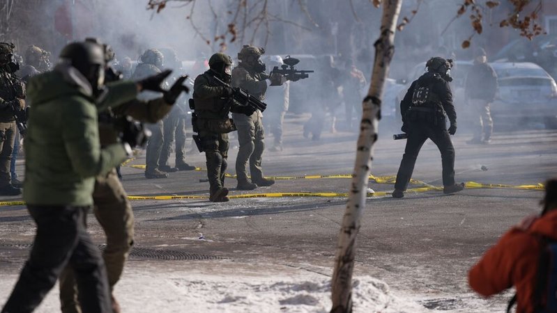 24.01.2026, USA, Minneapolis: Bundesbeamte der Einwanderungsbehörde setzen nach einem Schussvorfall Pfefferspray gegen Beobachter ein | Bild: dpa-Bildfunk/Abbie Parr 24.01.2026, USA, Minneapolis: Bundesbeamte der Einwanderungsbehörde setzen nach einem Schussvorfall Pfefferspray gegen Beobachter ein