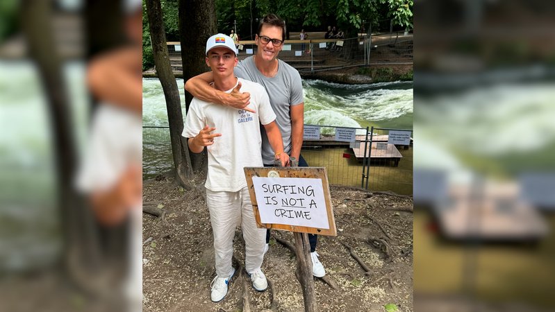 Tom Brady an der Eisbachwelle. | Bild: Instagram: @tombrady Tom Brady an der Eisbachwelle.