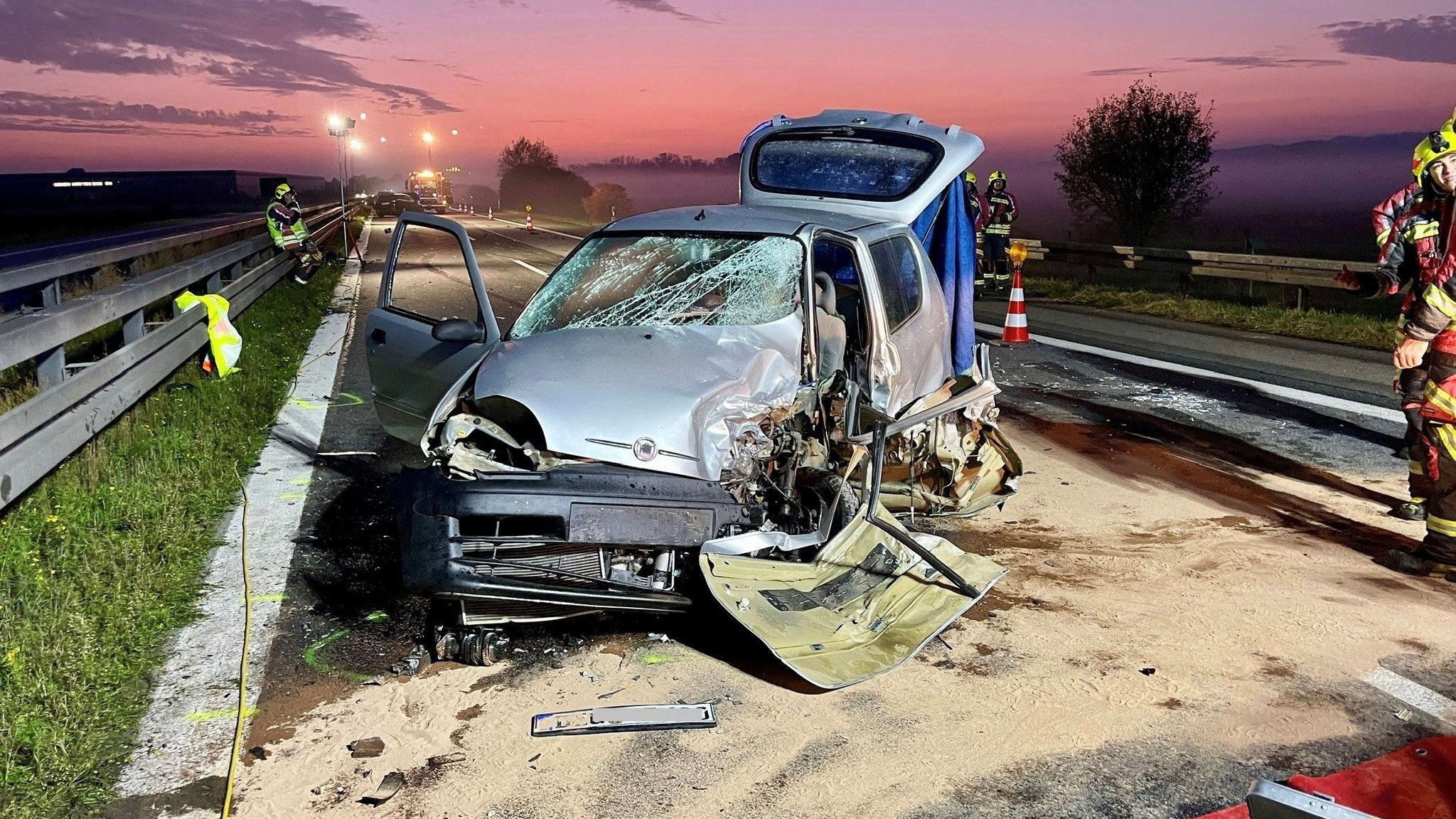 Das zerstörte Unfallauto des tödlich verunglückten Geisterfahrers steht auf der Autobahn.