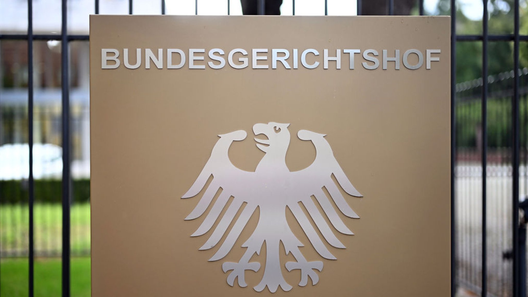 ARCHIV - 29.07.2025, Baden-Württemberg, Karlsruhe: Ein Hinweisschild mit Bundesadler und dem Schriftzug Bundesgerichtshof (BGH), aufgenommen vor dem BGH. | Bild: dpa-Bildfunk/Uli Deck ARCHIV - 29.07.2025, Baden-Württemberg, Karlsruhe: Ein Hinweisschild mit Bundesadler und dem Schriftzug Bundesgerichtshof (BGH), aufgenommen vor dem BGH.