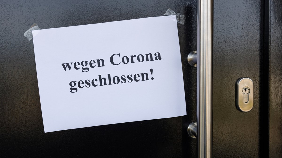 An einer Tür hängt ein Schild "Wegen Corona geschlossen" (Symbolbild)