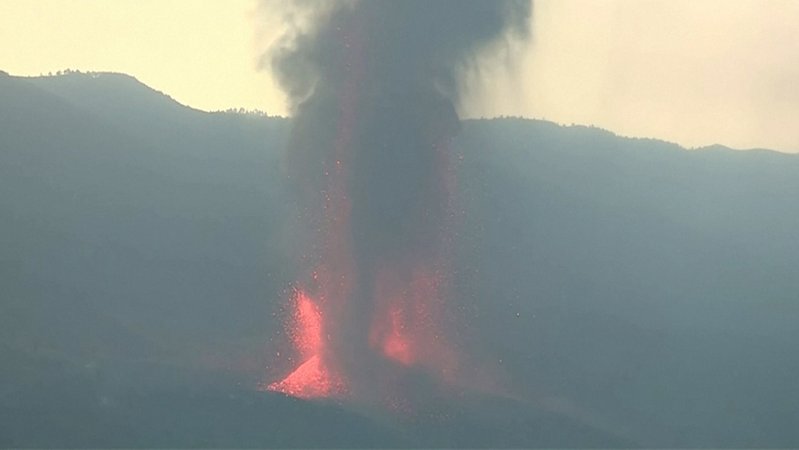 Der Vulkan Cumbre Vieja auf der kanarischen Insel La Palma kommt auch am fünften Tag seines Ausbruchs nicht zur Ruhe.