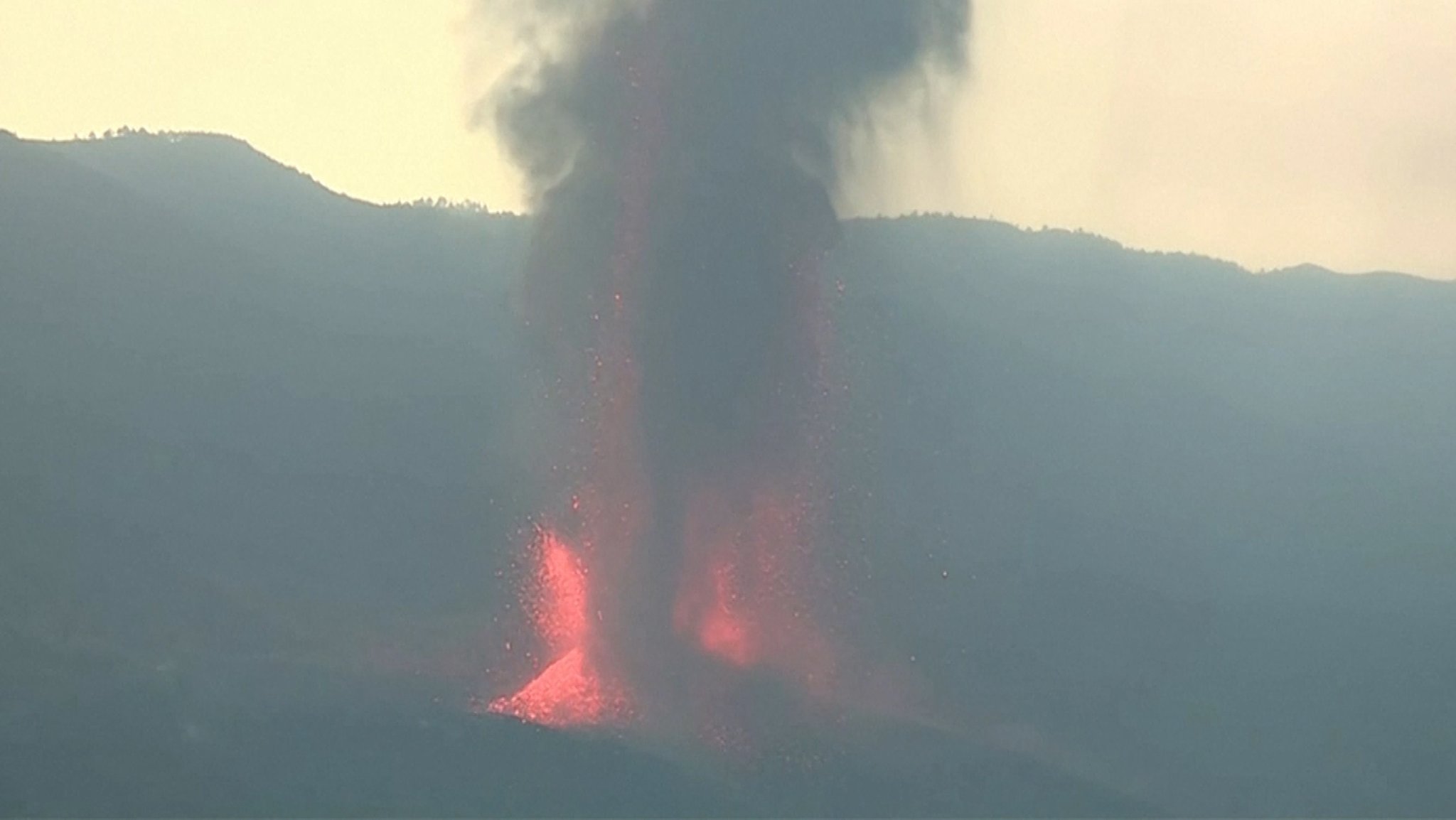 Der Vulkan Cumbre Vieja auf der kanarischen Insel La Palma kommt auch am fünften Tag seines Ausbruchs nicht zur Ruhe.