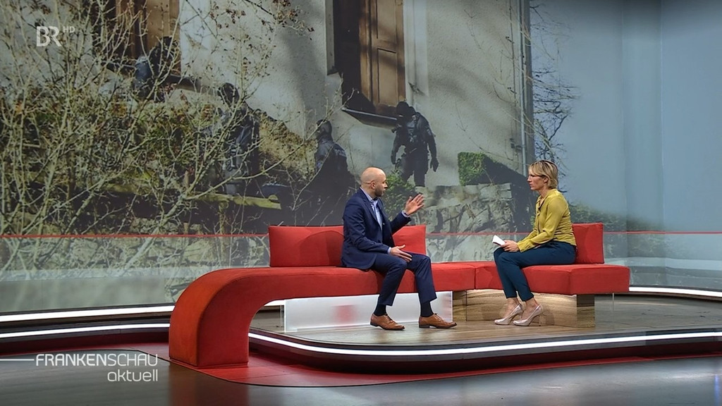 BR-Rechtsextremismus-Experte Jonas Miller im Gespräch mit Julia Büchler. | Bild: BR BR-Rechtsextremismus-Experte Jonas Miller im Gespräch mit Julia Büchler.