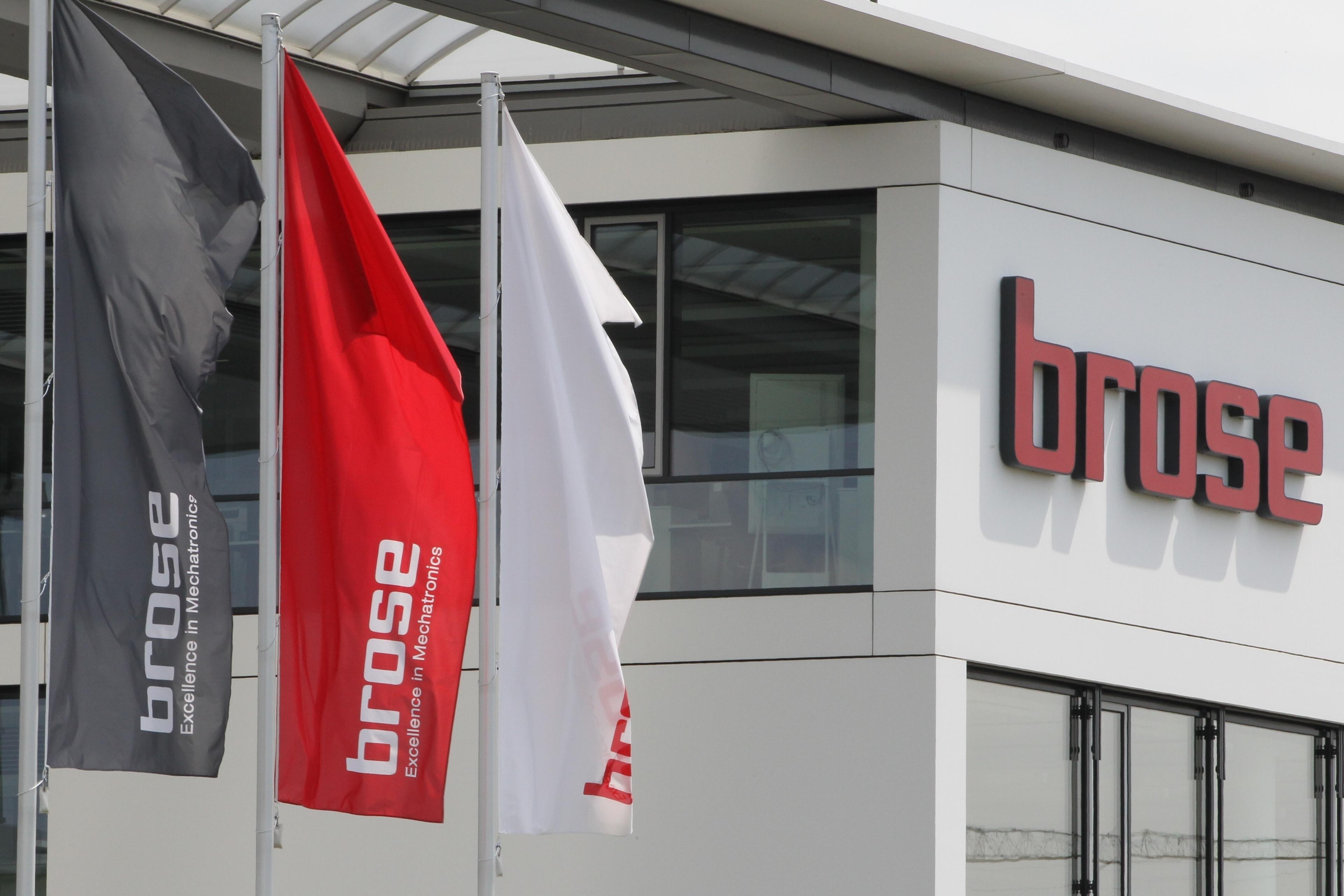 Flaggen und Firmenlogo am Brose-Verwaltungsgebäude am Standort in Bamberg.