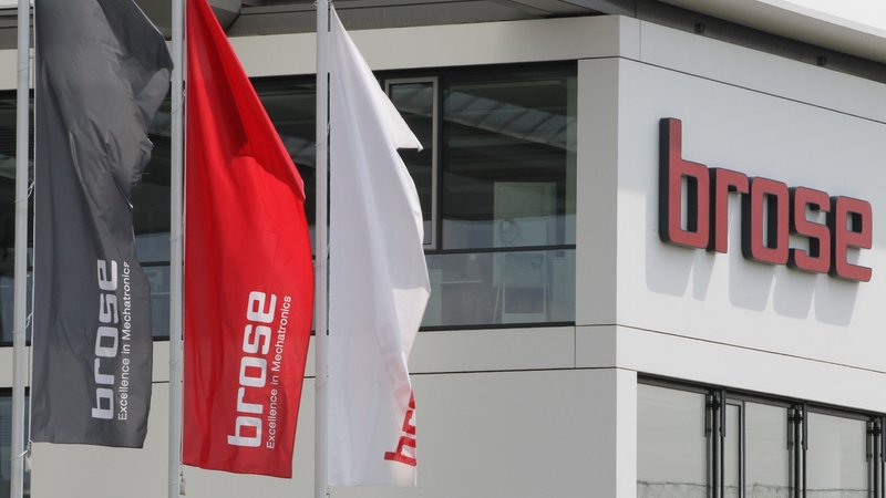 Flaggen und Firmenlogo am Brose-Verwaltungsgebäude am Standort in Bamberg. | Bild: picture alliance / Alexander SCHUHMANN_aI | Schuhmann Alexander Flaggen und Firmenlogo am Brose-Verwaltungsgebäude am Standort in Bamberg.