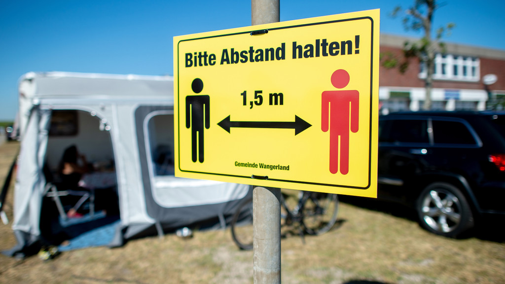 Niedersachsen, Hooksiel: Ein Schild mit der Aufschrift "Bitte Abstand halten" hängt auf dem Campingplatz des Ortes.