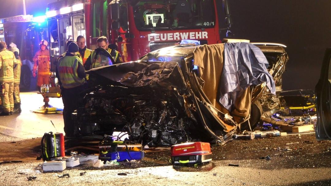 Rettungskräfte arbeiten an einer Unfallstelle Staatsstraße 2447 von Ebelsbach in Richtung Zeil am Main. Bei einem Unfall mit drei Autos ist im unterfränkischen Landkreis Haßberge ein 49 Jahre alter Mann gestorben, die beiden weiteren Fahrer wurden schwer verletzt.