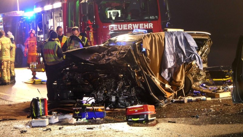 Rettungskräfte arbeiten an einer Unfallstelle Staatsstraße 2447 von Ebelsbach in Richtung Zeil am Main. Bei einem Unfall mit drei Autos ist im unterfränkischen Landkreis Haßberge ein 49 Jahre alter Mann gestorben, die beiden weiteren Fahrer wurden schwer verletzt. | Bild: dpa-Bildfunk/Christian Licha Rettungskräfte arbeiten an einer Unfallstelle Staatsstraße 2447 von Ebelsbach in Richtung Zeil am Main. Bei einem Unfall mit drei Autos ist im unterfränkischen Landkreis Haßberge ein 49 Jahre alter Mann gestorben, die beiden weiteren Fahrer wurden schwer verletzt.