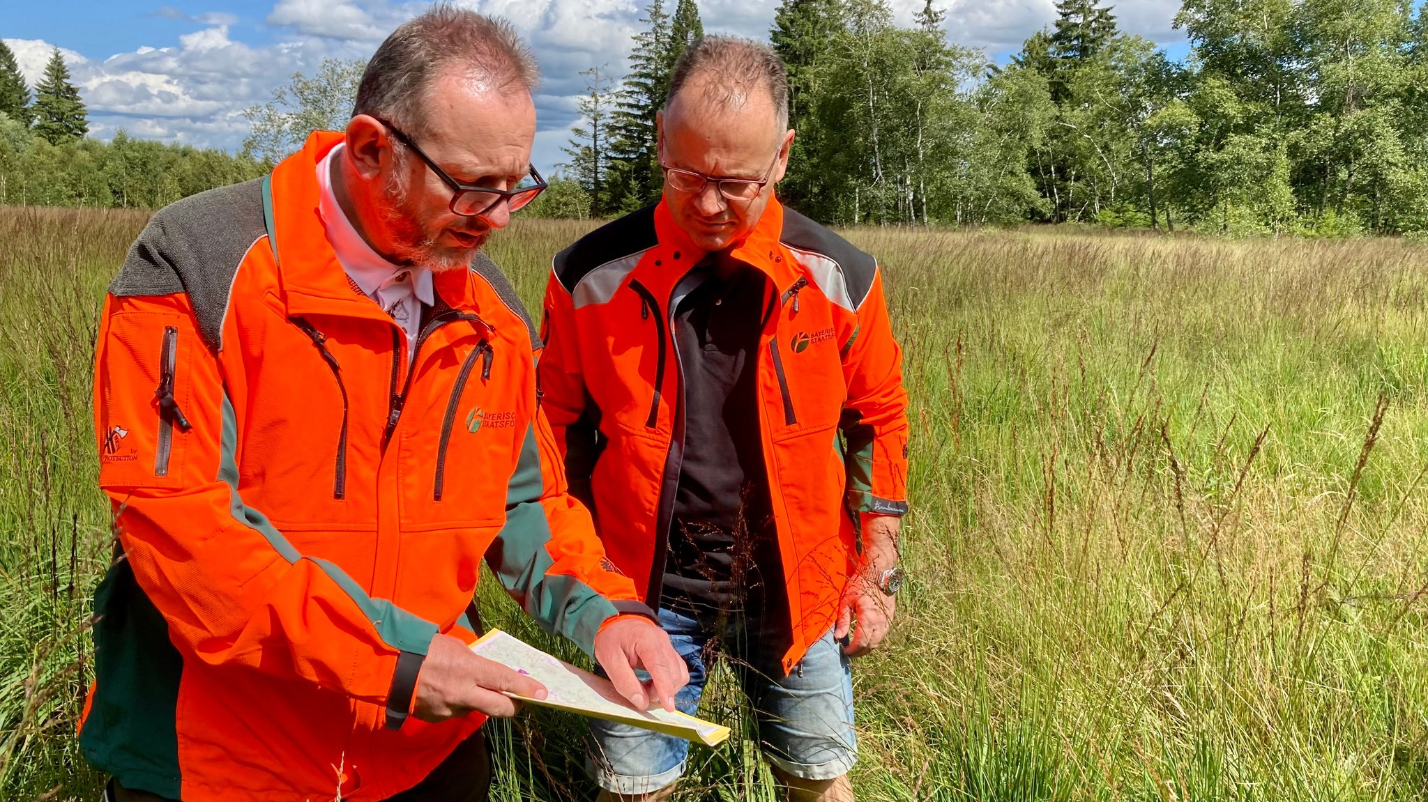 Die Förster Jürgen Völkl und Ingo Hülsemann mit Karte im Niedermoor Oberbreitenau