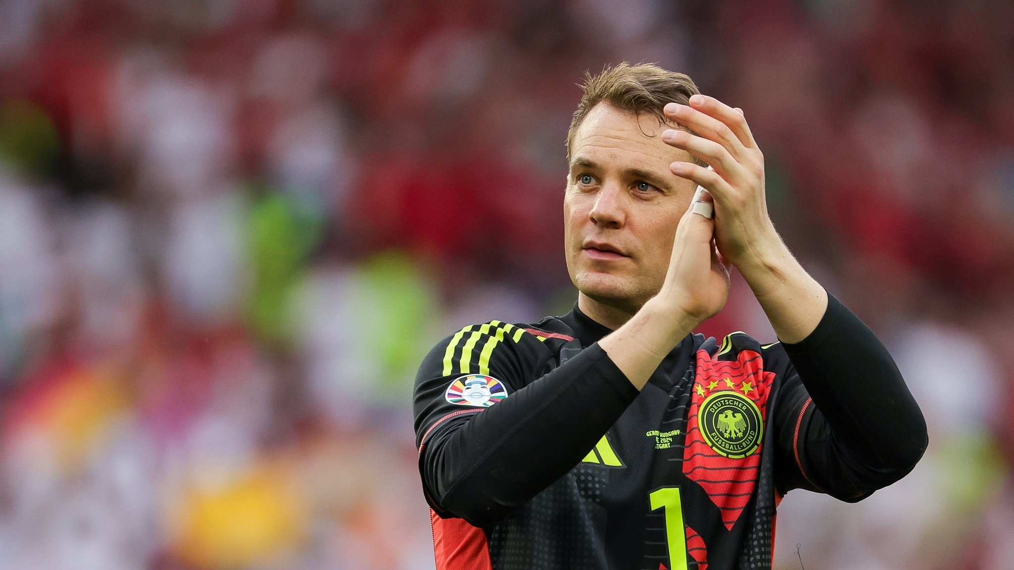 19.06.2024, Baden-Württemberg, Stuttgart: Fußball: EM, Deutschland - Ungarn, Vorrunde, Gruppe A, 2. Spieltag, Stuttgart Arena, Deutschlands Torwart Manuel Neuer bedankt sich nach dem Spiel bei den Fans. Foto: Christian Charisius/dpa +++ dpa-Bildfunk +++