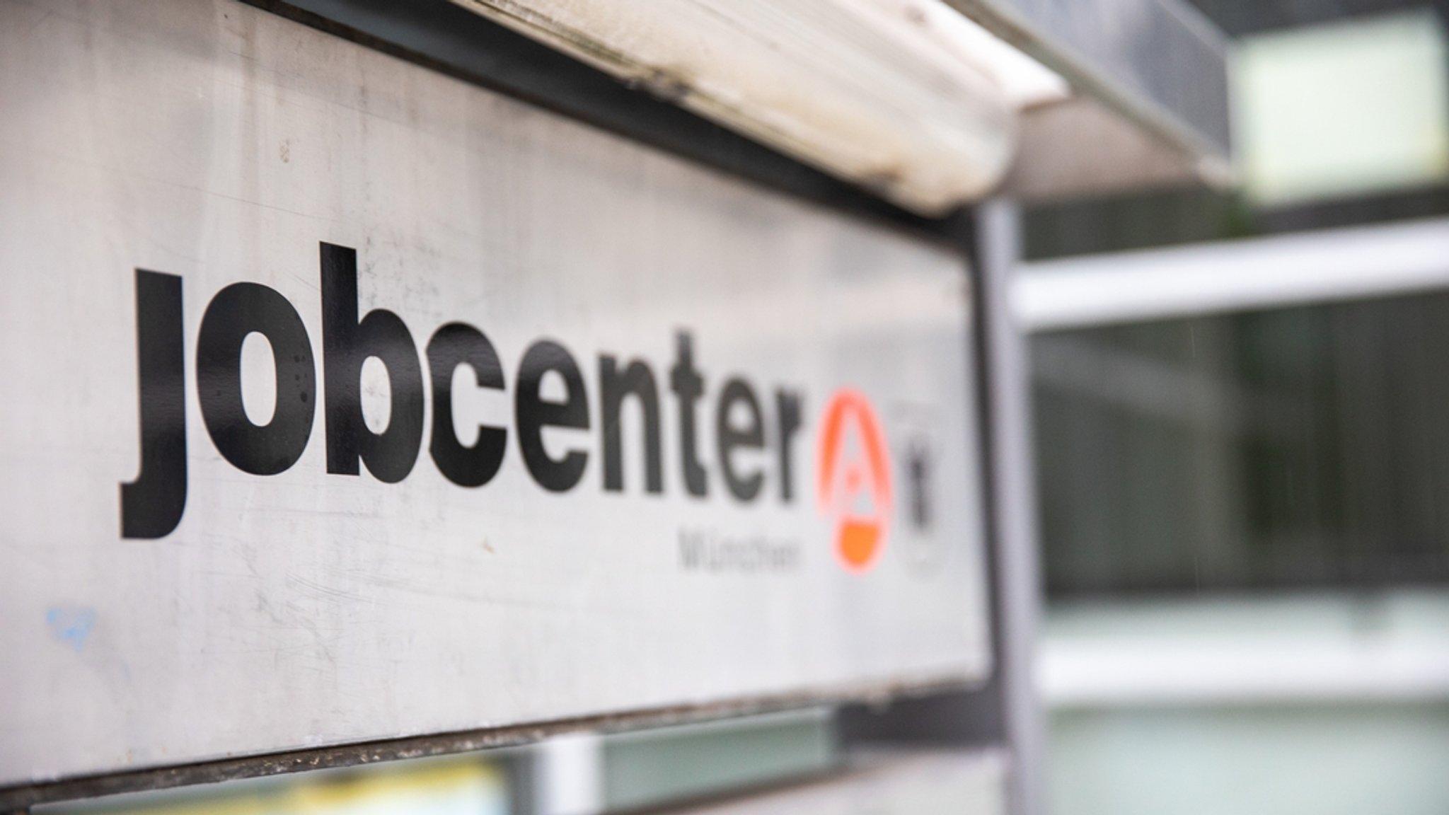 Der Arbeitsmarkt in Bayern kommt nicht in Schwung. Zwar sind weniger Menschen arbeitslos als vor einem Monat, aber mehr als vor einem Jahr. Die Arbeitsagenturen sehen den Arbeitsmarkt "unter großem Druck" - vor allem in den Industriestädten.