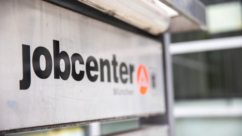 Der Arbeitsmarkt in Bayern kommt nicht in Schwung. Zwar sind weniger Menschen arbeitslos als vor einem Monat, aber mehr als vor einem Jahr. Die Arbeitsagenturen sehen den Arbeitsmarkt "unter großem Druck" - vor allem in den Industriestädten. | Bild: BR/Johanna Schlüter Der Arbeitsmarkt in Bayern kommt nicht in Schwung. Zwar sind weniger Menschen arbeitslos als vor einem Monat, aber mehr als vor einem Jahr. Die Arbeitsagenturen sehen den Arbeitsmarkt "unter großem Druck" - vor allem in den Industriestädten.